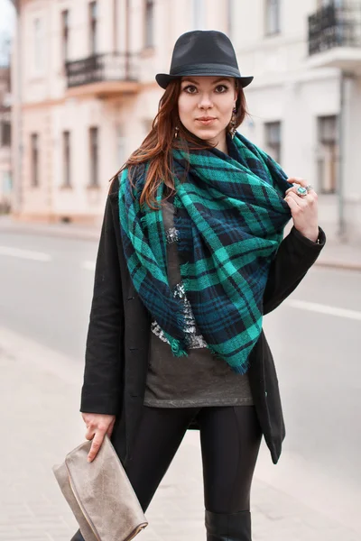 Portrait de femme à la mode dans un manteau et une écharpe . — Photo