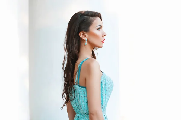 Portrait d'une jeune jolie femme avec robe turquoise — Photo