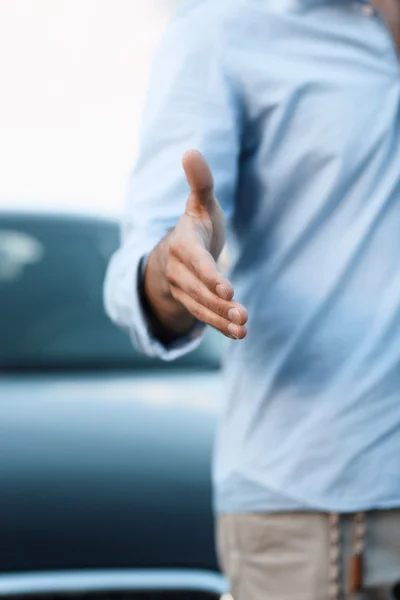 Un hombre de negocios con la mano abierta listo para cerrar un trato — Foto de Stock