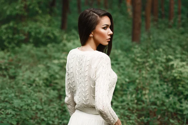 Portret van jonge mooie vrouw, op groene achtergrond zomer — Stockfoto