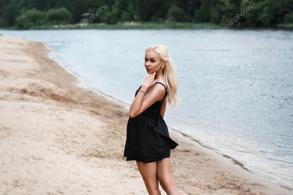 Девушка в черном платье купается, спермы лице