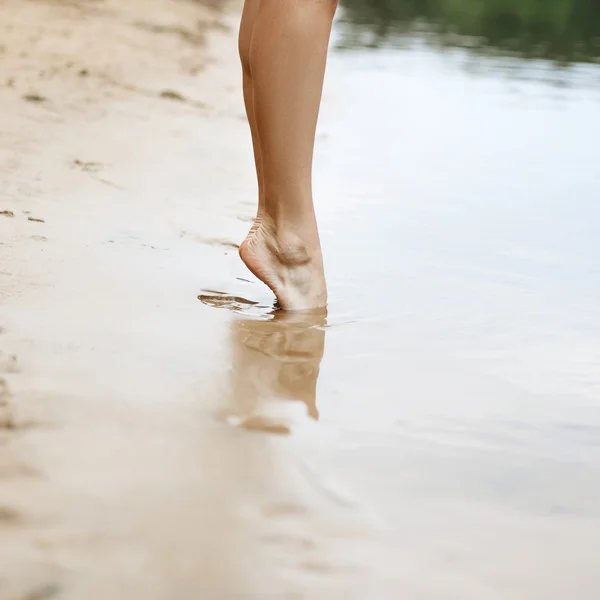 De belles jambes de femme. Il devrait être dans l'eau. . — Photo