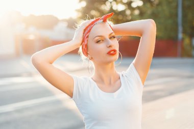 Kırmızı dudaklar ve bir bandaj ile retro tarzında güzel kız