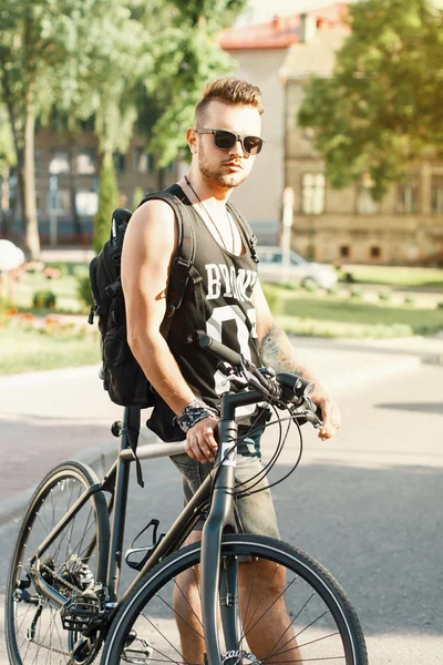 거리에 자전거와 젊은 남자의 초상화. 블랙 t-셔츠 인쇄 23 — 스톡 사진