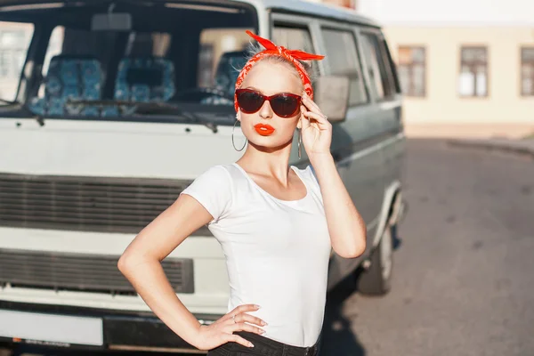 Retrato de uma linda garota hipster com óculos de sol perto do carro — Fotografia de Stock