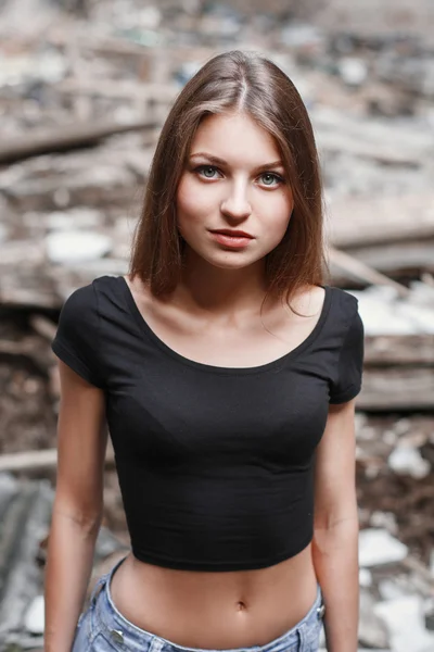 Jolie femme regarde vers le haut sur les ruines de fond — Photo