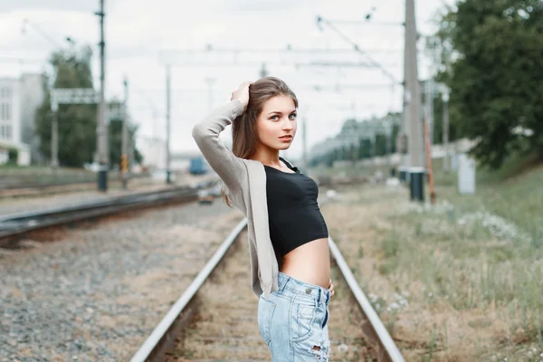 Mulher bonita na estrada de ferro — Fotografia de Stock