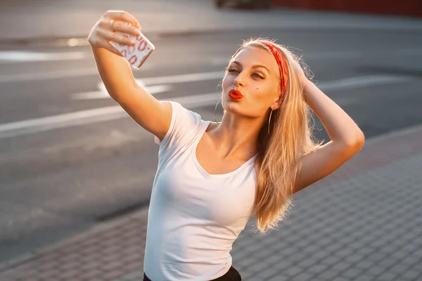 Pretty hipster girl taking selfie and making duck face. Sending — Stock Photo, Image