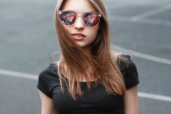 Menina bonita em óculos de sol. Nos óculos reflexão do espaço — Fotografia de Stock