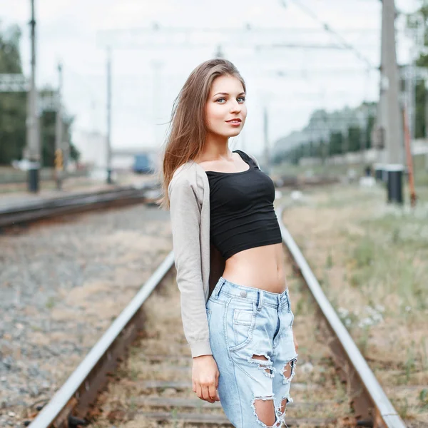 Όμορφο κορίτσι, επί της σιδηροδρομικής γραμμής — Φωτογραφία Αρχείου