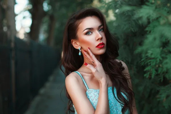 Retrato de moda de una hermosa mujer en un vestido turquesa — Foto de Stock