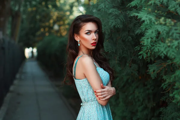 Modeporträt einer hübschen Frau in einem türkisfarbenen Kleid — Stockfoto