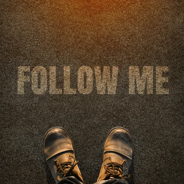 Top View of Follow Me Pedir Conceito para Redes Sociais na Internet com Hipster em botas de couro de cima . — Fotografia de Stock