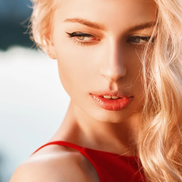 Retrato de cerca de una joven hermosa mujer, sobre fondo azul — Foto de Stock