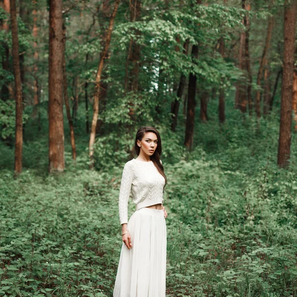 Joven bonita woomen en la naturaleza con árboles — Foto de Stock