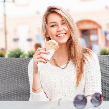 bir waffle koni bir dondurma kaşık yemek gülümseyen kız