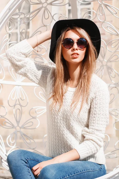 예쁜 여자는 모자와 선글라스는 화이트에 화창한 날에 정지의 자 — 스톡 사진