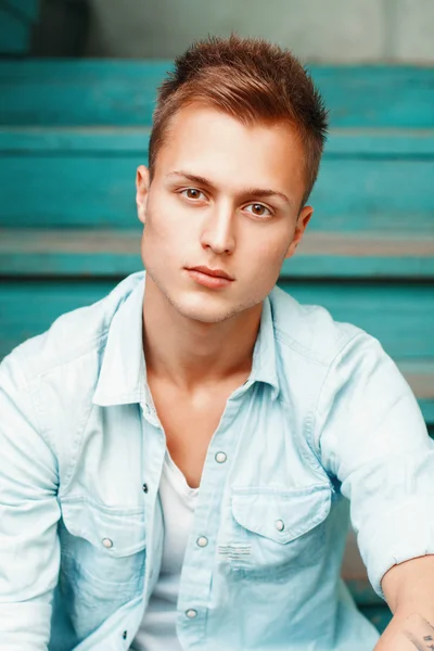 Hombre joven al aire libre retrato — Foto de Stock