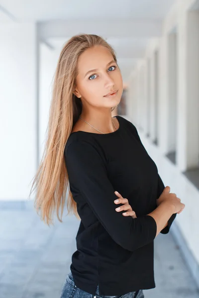 Beautiful girl with blue eyes in black t-shirt on the background leaving prospects — Stok fotoğraf