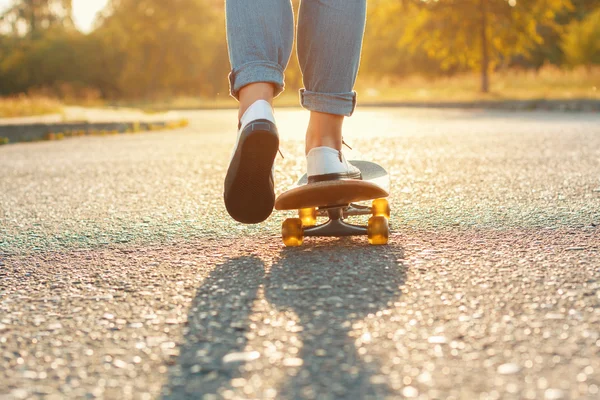 Pattes de skateboard au skate park. Beau temps avec le coucher du soleil. La femme avance — Photo