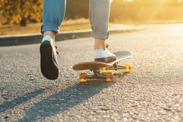 Skateboarding at sunrise. — Stock fotografie