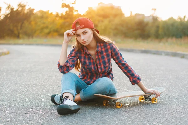 Teenager s skateboard portrét venku. — Stock fotografie