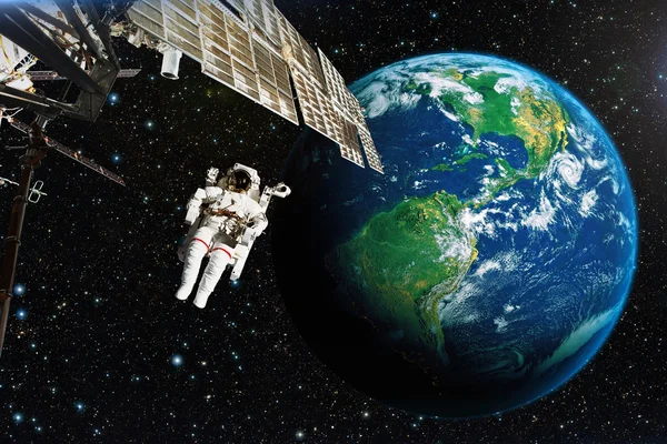 Astronauta en el espacio exterior contra el telón de fondo del planeta Tierra. Elementos de esta imagen proporcionados por la NASA. Fotos De Stock