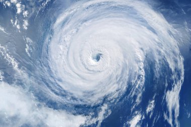 Uzaydan net bir şekilde tanımlanmış bir gözle görülen güçlü kasırga, doğanın muazzam gücünü, dönen bulutları ve okyanus üzerindeki aşırı havanın dramatik güzelliğini gözler önüne seriyor.