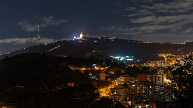 Işıklı gece şehri Barselona, İspanya