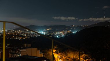 Güzel bir gece şehri Barselona, İspanya. Panoramik görünüm