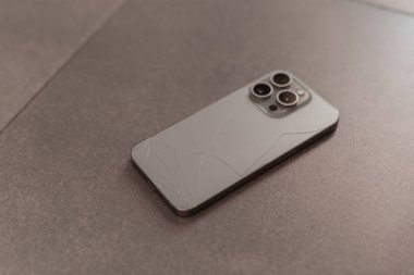 Akıllı telefon fayansa düştü ve arka panel çatlaklarla kırıldı..