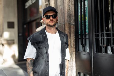 Barcelona 'da güneş gözlüklü ve şapkalı şık havalı hippi.