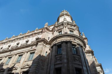 İspanya, Barselona 'da sütunları olan güzel klasik mimari