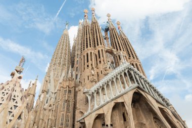 Barcelona, İspanya - 22 Kasım 2024: La Sagrada Familia katedralinin dış mimarları, Gaudi tarafından tasarlandı. 1882 'den beri inşa ediliyor. Kilise inşaatı ve vinçler Barselona seyahati