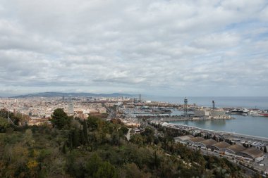 Barcelona Panorama 'sı bulutlu bir sonbahar gününde dağ yamacından gözlem güvertesine uzanan liman. İspanya 'yı gez, Barselona