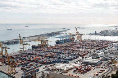 Barcelona 'da konteynır ve vinçlerle dolu büyük bir liman. Lojistik, ulaşım ve nakliye. İş, kavram