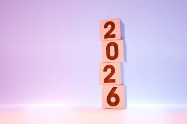 Ahşap bloklar 2026 sayısını oluşturmak için istiflendi. Gelecek planlama, yıllık hedefler, yeni yıl hedefleri, iş stratejisi, zaman çizelgesi ve gelecek yıl için vizyonu temsil eder.