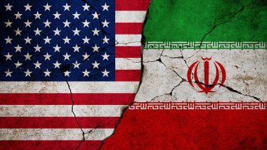 ABD ve İran Jeopolitik Gerilimi. Kırık duvarda Amerika ve İran bayrakları var. Ekonomik yaptırımlar, nükleer anlaşmalar çatışmalar, kırılgan Orta Doğu diplomasisi