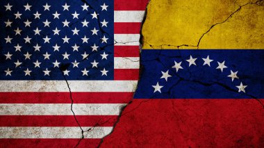 ABD ve Venezuela Bayrakları Çatışma ve Kriz Konsepti. ABD ve Venezuela bayraklarını çatlak bir duvarda gösteren güçlü kavramsal görüntü. Washington ve Caracas arasındaki diplomatik ilişkilerin çöküşü.