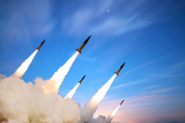 Çoklu balistik füzeler alacakaranlık gökyüzüne duman izleriyle fırlatılıyor. Orta Doğu çatışması, İran askeri gücü ve küresel jeopolitik gerilim kavramı. Dünya savaşı, yaratıcı. Kriz