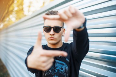 Yakışıklı delikanlı sonbahar güneşli gün içinde güneş gözlüğü