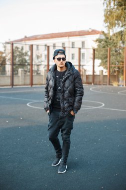 Sonbahar günü siyah giysili genç şık adam