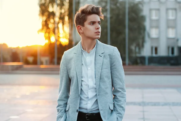 Portrait of a cheerful young businessman at sunset. — Stock Photo, Image