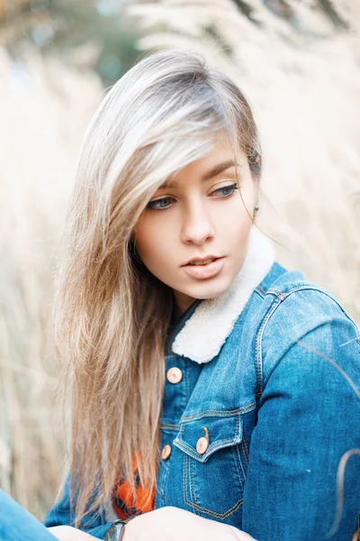 Gros plan portrait d'une belle femme vêtue d'une veste en denim — Photo