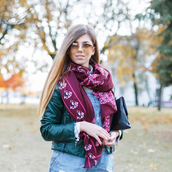 Beautiful stylish girl in the autumn park — 스톡 사진