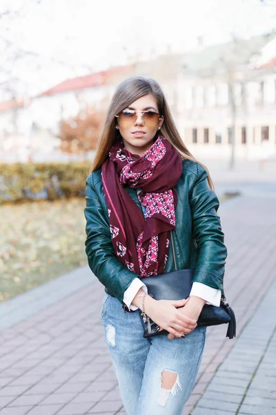 Stylish young girl walks around the city — 스톡 사진