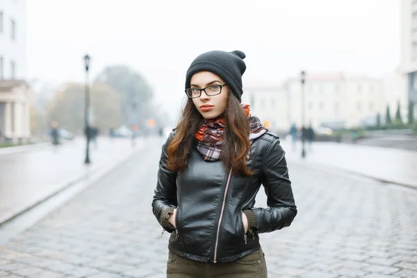 Retrato de uma menina bonita em óculos em um fundo de rua — Fotografia de Stock