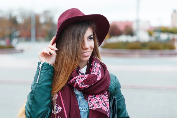 Jeune belle fille élégante dans un chapeau et une écharpe le jour d'automne — Photo