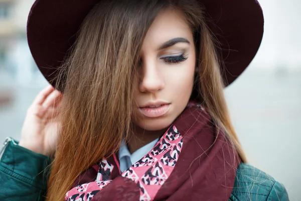 Beautiful lovely girl in a stylish hat — Stockfoto