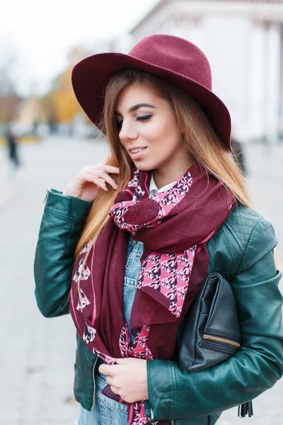 Beautiful fashionable woman in a hat and scarf posing — Φωτογραφία Αρχείου